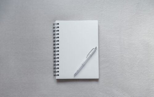 PRTR Bericht: white notebook with pen on top