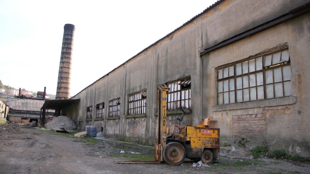 Verursacherprinzip: a large building with a large truck in front of it